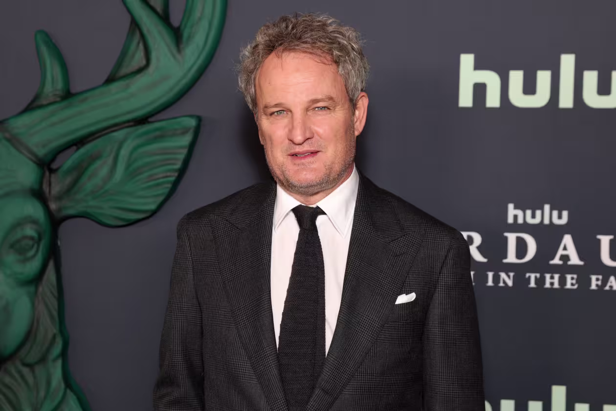 Jason Clarke entra nel cast del live action di "Gundam" con Sydney Sweeney e Noah Centineo