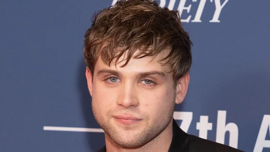 Leo Woodall si unisce a Sydney Sweeney nel cast di "Custom of the Country"