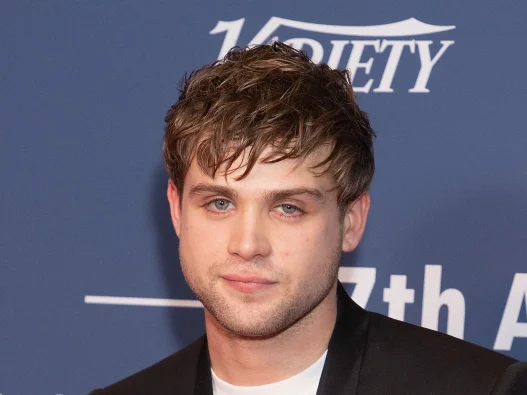 Leo Woodall si unisce a Sydney Sweeney nel cast di "Custom of the Country"