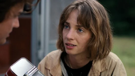 Maya Hawke sarà la protagonista della serie Netflix "The God of the Woods"